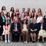 1. Reihe von links: Celina Tedeschi, OStR Mag. Rudolf Gföllner, Direktorin Mag. Doris Schöppl, Mag. Katharina Mucha, MMag. Elke Haidinger
2. Reihe von links: Petra Lehner MEd MEd, MMag. Nicole Atzlesberger, Anna Privitera, Hamza Deniza, Daniela Höbarth (GE), Melissa Memic, Lena Wießmayr, Mag. Manuela Klaushofer, Anna Meindlberger MEd,
3. Reihe von links Hannah Magnet, Sinani Vanesa, Lara Pichler, Maximilian Müller (GE), Lea Langthaler, Mercedesz Salka, Vanessa Tedeschi
nicht am Foto: Dominik Schlager (AE)